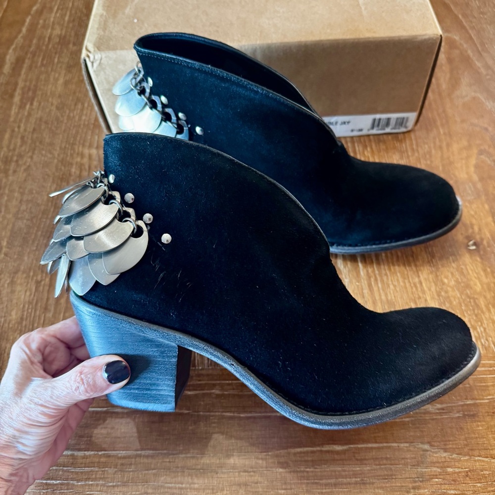 NIB black suede Matisse Understated Double Jay bootie 8.5 - Picture 2 of 14